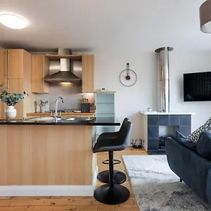 Apartment Modern Penthouse 2 Bed, 2 Bath Sleeps 6 Centre 